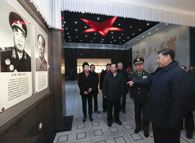 2月1日至3日，中共中央總書記、國家主席、中央軍委主席習近平來到江西，看望慰問廣大干部群眾和駐贛部隊。這是2月2日，習近平在井岡山革命烈士紀念堂開國元勛照片牆前凝視。新華社記者 蘭紅光 攝