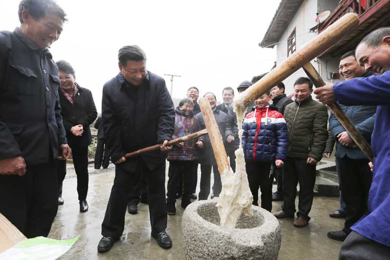 2月1日至3日，中共中央總書記、國家主席、中央軍委主席習近平來到江西，看望慰問廣大干部群眾和駐贛部隊。這是2月2日，習近平在井岡山市茅坪鄉神山村同村民一起打糍粑。新華社記者 蘭紅光 攝