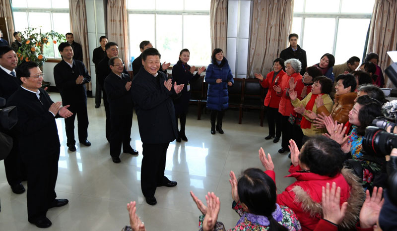 2月1日至3日，中共中央總書記、國家主席、中央軍委主席習近平來到江西，看望慰問廣大干部群眾和駐贛部隊。這是2月3日，習近平在南昌市東湖區彭家橋街道光明社區看望社區居民時，觀看社區合唱團排練。新華社發 梁振堂 攝