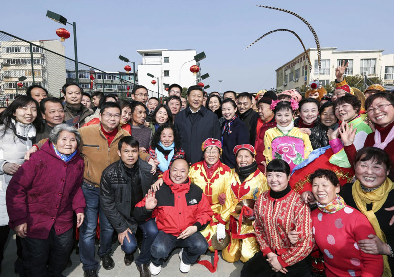 2月1日至3日，中共中央總書記、國家主席、中央軍委主席習近平來到江西，看望慰問廣大干部群眾和駐贛部隊。這是2月3日，習近平在南昌市東湖區彭家橋街道光明社區同居民們合影。新華社記者 蘭紅光 攝