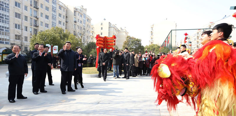 2月1日至3日，中共中央總書記、國家主席、中央軍委主席習近平來到江西，看望慰問廣大干部群眾和駐贛部隊。這是2月3日，習近平在南昌市東湖區彭家橋街道光明社區看望社區居民時觀看舞獅燈彩隊表演。新華社發 梁振堂 攝