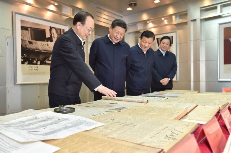 2月19日，中共中央總書記、國家主席、中央軍委主席習近平在北京主持召開黨的新聞輿論工作座談會，並到中央新聞單位調研。這是習近平在人民日報社了解人民日報發(fā)展歷程。新華社記者 李濤 攝