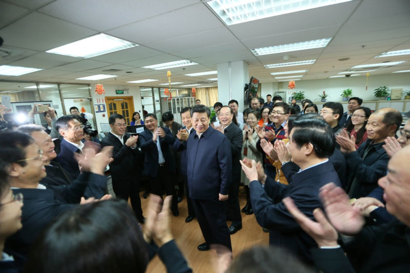 2月19日，中共中央總書記、國家主席、中央軍委主席習近平在北京主持召開黨的新聞輿論工作座談會，並到中央新聞單位調研。這是習近平在人民日報社總編室同編輯們親切交流。新華社記者 蘭紅光 攝