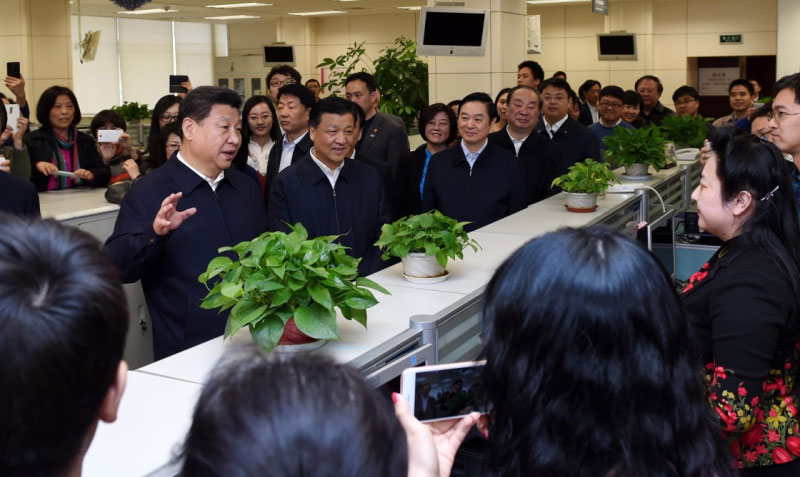 2月19日，中共中央總書記、國家主席、中央軍委主席習近平在北京主持召開黨的新聞輿論工作座談會，並到中央新聞單位調研。這是習近平在新華社同一線編輯記者交流。新華社記者 饒愛民 攝