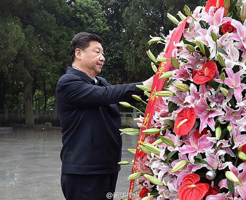 4月24日上午11時30分許，習近平總書記的身影出現在安徽省六安市金寨縣紅軍廣場。金寨，地處大別山腹地，被譽為“紅軍的搖籃、將軍的故鄉”。霏霏細雨中，習近平向烈士紀念塔敬獻花籃。隨后，瞻仰了紅軍紀念堂，參觀了金寨縣革命博物館。