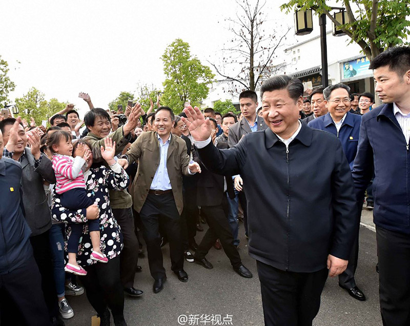 4月25日，習近平總書記一行驅車來到安徽省滁州市鳳陽縣小崗村，下麥田、進農家。他來到“當年農家”院落，了解當年18戶村民按下紅手印，簽訂大包干契約的情景。