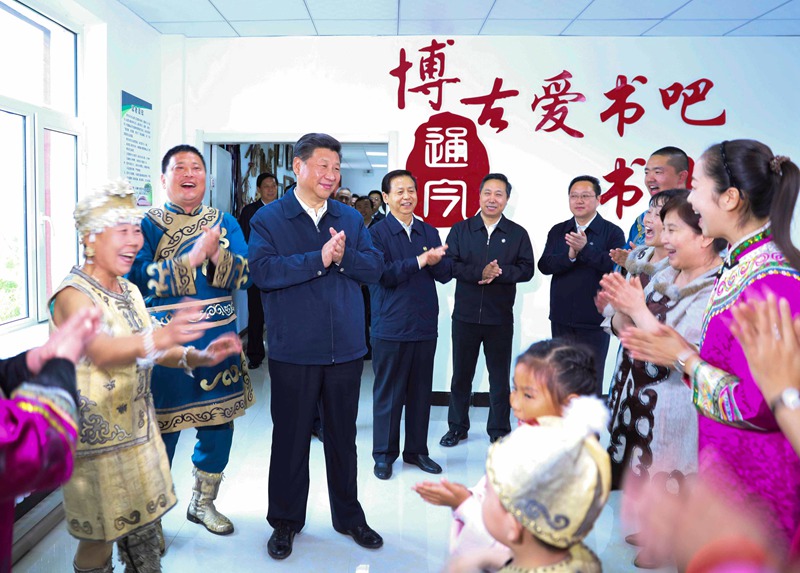 5月23日至25日，中共中央總書記、國家主席、中央軍委主席習近平在黑龍江考察調研。這是5月24日下午，習近平在佳木斯市同江市八岔赫哲族鄉八岔村觀看伊瑪堪說唱教學。 新華社記者 蘭紅光 攝