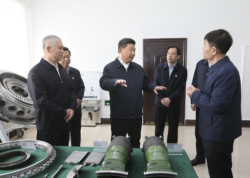 5月23日至25日，中共中央總書記、國家主席、中央軍委主席習近平在黑龍江考察調研。這是5月25日上午，習近平在中國船舶重工集團公司第七〇三研究所了解小型燃氣輪機研發情況。 新華社記者 蘭紅光 攝