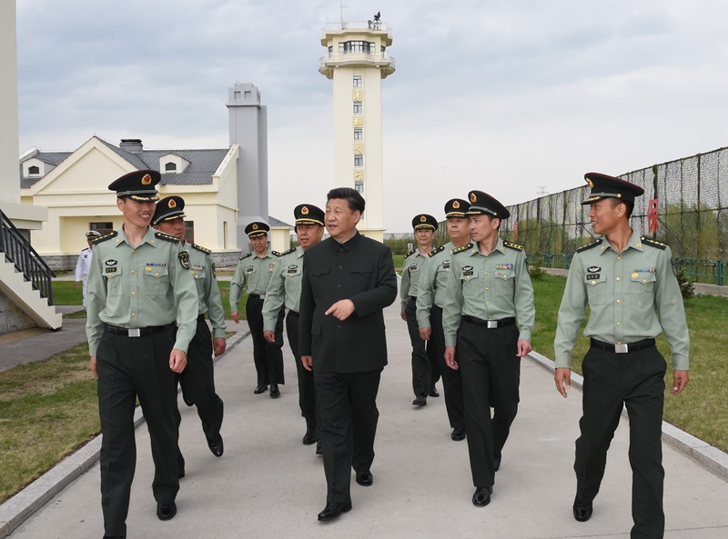 5月24日、25日，中共中央總書記、國家主席、中央軍委主席習近平親切看望慰問駐黑龍江部隊，代表黨中央和中央軍委向廣大官兵致以誠摯的問候。這是5月24日，習近平視察駐黑瞎子島邊防某團10連，了解連隊建設情況。新華社記者 李剛 攝