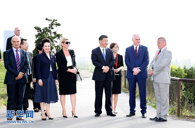 6月17日，中國國家主席習近平和夫人彭麗媛在塞爾維亞總統尼科利奇夫婦陪同下參觀具有悠久歷史的貝爾格萊德卡萊梅格丹公園。 新華社記者馬佔成 攝