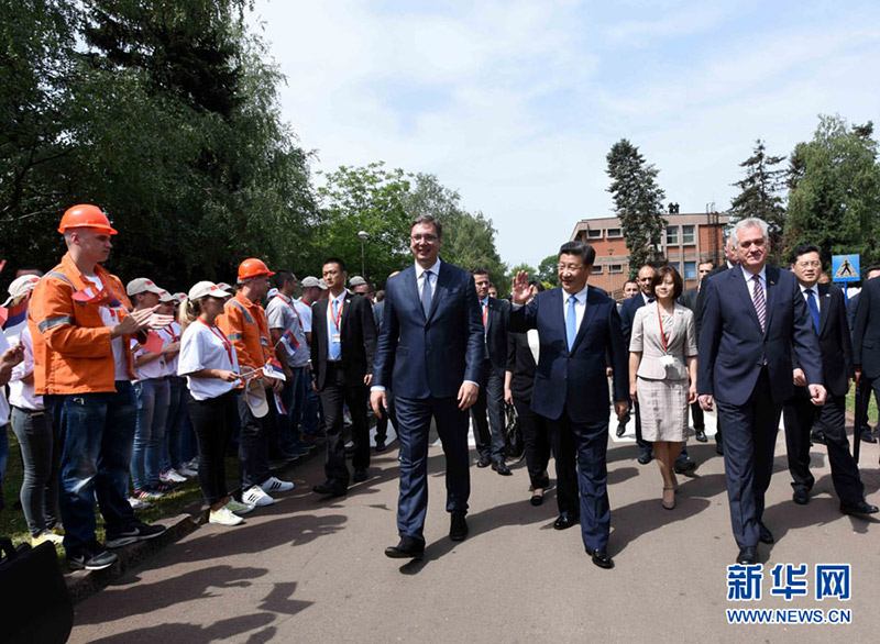 6月19日上午，國家主席習近平在貝爾格萊德參觀河鋼集團塞爾維亞斯梅代雷沃鋼廠。習近平抵達時，塞爾維亞總統尼科利奇、總理武契奇在停車處熱情迎接。鋼廠工人和家屬、當地市民數千人夾道歡迎。新華社記者 饒愛民 攝