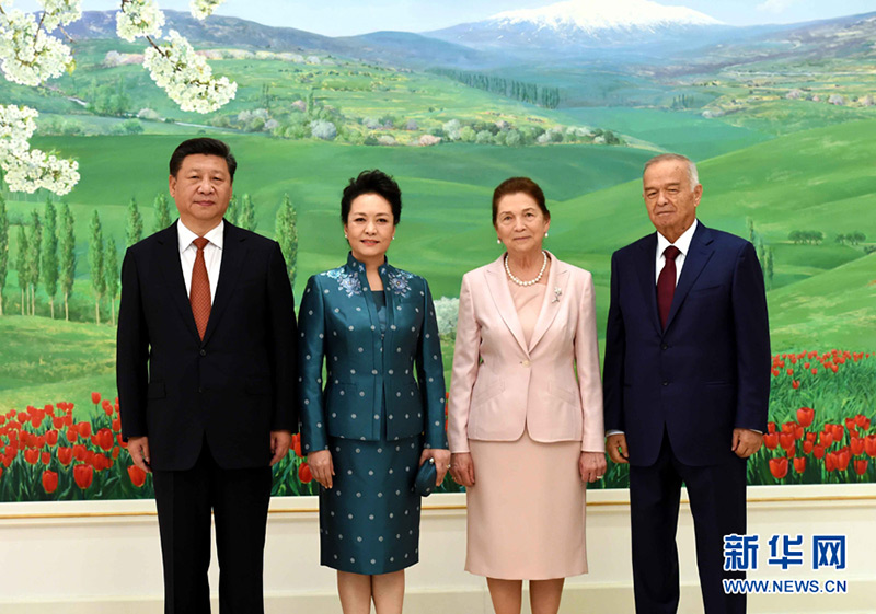 6月22日，國家主席習近平在塔什干庫克薩萊國賓館同烏茲別克斯坦總統卡裡莫夫舉行會談。會談前，習近平出席卡裡莫夫舉行的歡迎儀式。習近平和夫人彭麗媛受到卡裡莫夫和夫人卡裡莫娃熱情迎接。新華社記者饒愛民攝