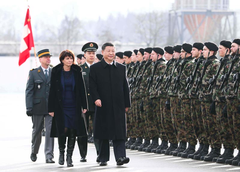 1月15日，國家主席習近平乘專機抵達蘇黎世，開始對瑞士聯(lián)邦進行國事訪問。 這是習近平在瑞士聯(lián)邦主席洛伊特哈德陪同下檢閱儀仗隊。新華社記者 蘭紅光 攝