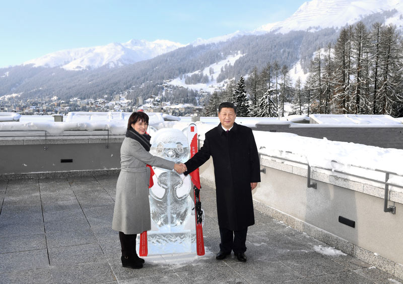 1月17日，國家主席習(xí)近平同瑞士聯(lián)邦主席洛伊特哈德在達(dá)沃斯共同啟動(dòng)中瑞旅游年。兩國元首在熊貓冰雕像和印有中瑞兩國國旗及“中瑞旅游年”字樣的滑雪板旁合影留念。新華社記者 丁林 攝