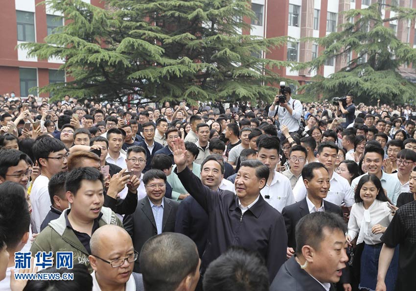 5月3日，中共中央總書記、國家主席、中央軍委主席習近平來到中國政法大學考察。這是習近平向遠處的師生們揮手致意。 新華社記者 丁林 攝