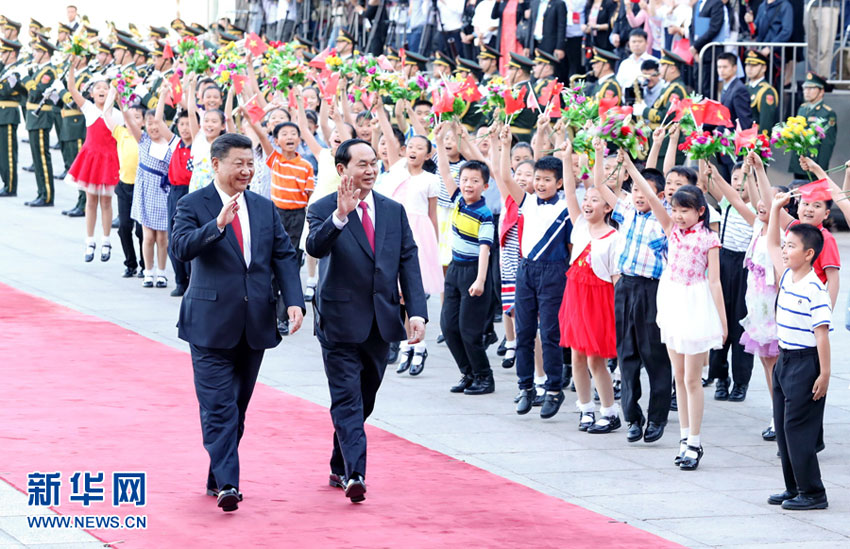 5月11日，國家主席習(xí)近平在北京人民大會堂同越南國家主席陳大光舉行會談。這是會談前，習(xí)近平在人民大會堂東門外廣場為陳大光舉行歡迎儀式。新華社記者 鞠鵬 攝