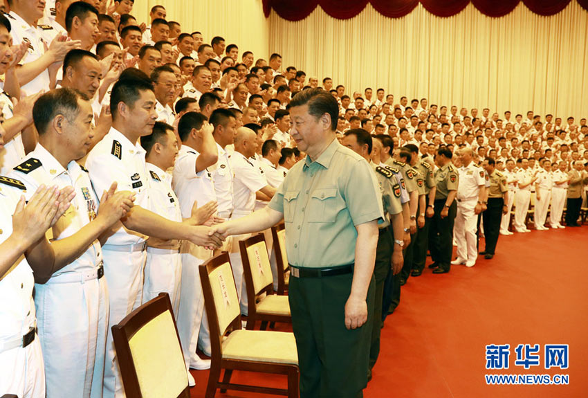 5月24日，中共中央總書記、國家主席、中央軍委主席習(xí)近平視察海軍機(jī)關(guān)，親切接見海軍第十二次黨代會全體代表和海軍機(jī)關(guān)正師職以上領(lǐng)導(dǎo)干部。這是習(xí)近平同大家親切握手。新華社記者 查春明 攝