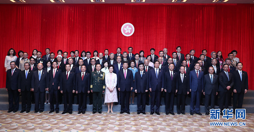 7月1日上午，國家主席習近平在香港特別行政區行政長官林鄭月娥陪同下，會見香港特別行政區新任行政、立法、司法機構負責人。 新華社記者 鞠鵬 攝