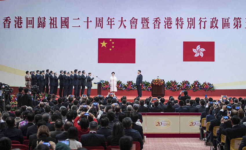 7月1日上午，慶祝香港回歸祖國20周年大會暨香港特別行政區第五屆政府就職典禮在香港會展中心隆重舉行。中共中央總書記、國家主席、中央軍委主席習近平出席並發表重要講話。這是習近平監誓，香港特別行政區第五屆政府主要官員在林鄭月娥帶領下宣誓就職。新華社記者 李濤 攝