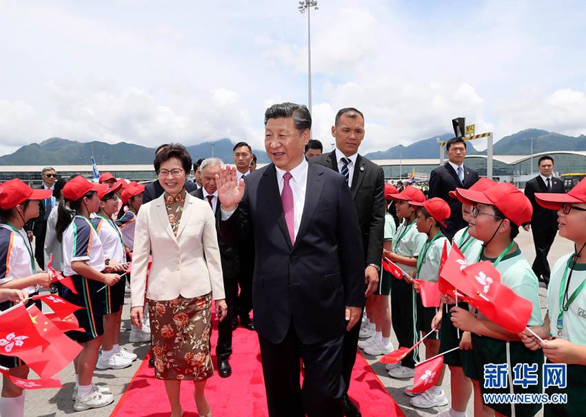 7月1日中午，中共中央總書記、國家主席、中央軍委主席習(xí)近平圓滿結(jié)束在香港的各項活動，從香港乘專機返回北京。這是在歡送儀式上，習(xí)近平向歡送隊伍揮手道別。 新華社記者 蘭紅光 攝