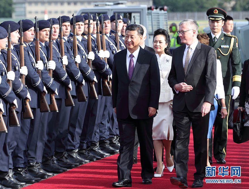 7月4日，國家主席習近平乘專機抵達柏林，開始對德意志聯邦共和國進行國事訪問。德國政府高級官員在舷梯旁迎接習近平和夫人彭麗媛。新華社記者 王曄 攝