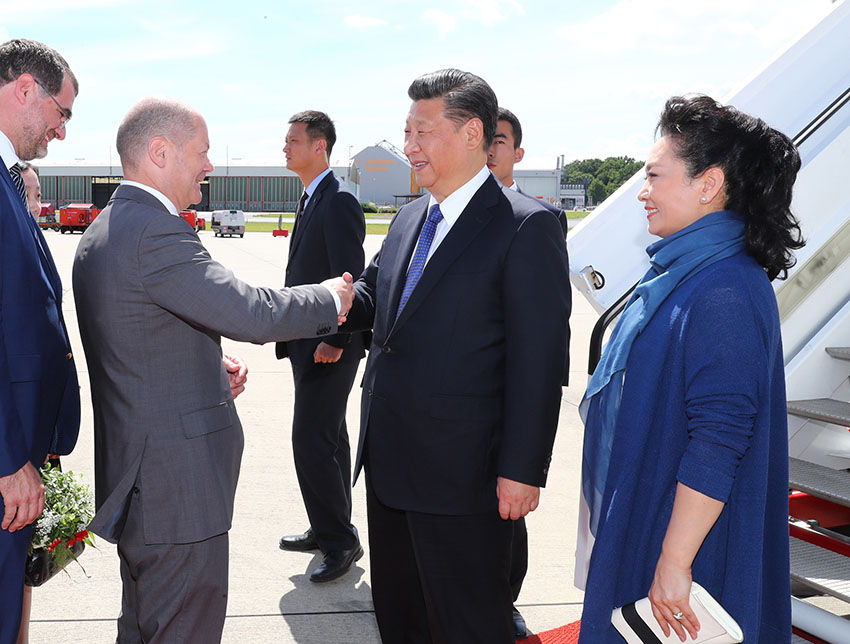 7月6日，國家主席習(xí)近平乘專機(jī)抵達(dá)德國漢堡，出席二十國集團(tuán)領(lǐng)導(dǎo)人第十二次峰會。這是習(xí)近平和夫人彭麗媛抵達(dá)漢堡機(jī)場。 新華社記者 謝環(huán)馳攝