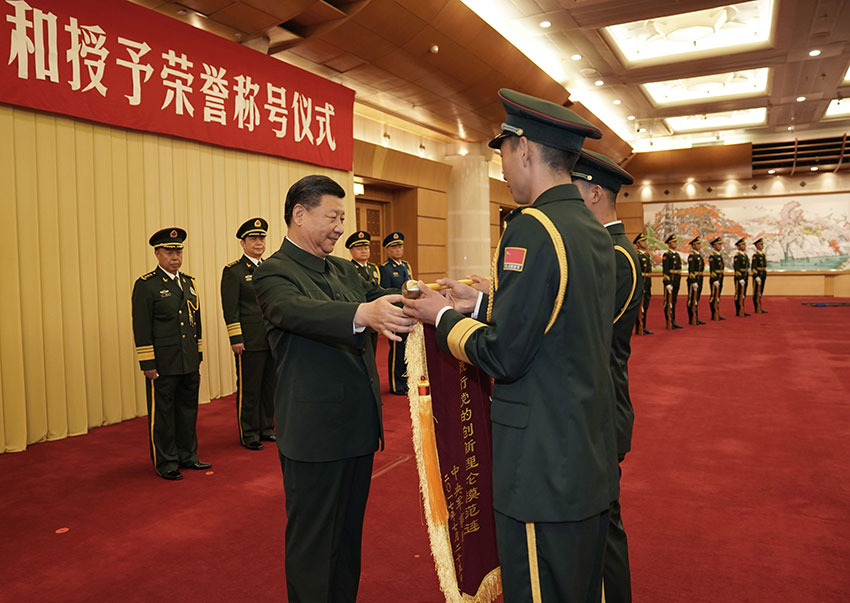 7月28日，中央軍委頒授“八一勛章”和授予榮譽稱號儀式在北京八一大樓隆重舉行。中共中央總書記、國家主席、中央軍委主席習近平向“八一勛章”獲得者頒授勛章和証書，向獲得榮譽稱號的單位頒授獎旗。這是習近平向獲得榮譽稱號的單位頒授獎旗。新華社記者李剛攝