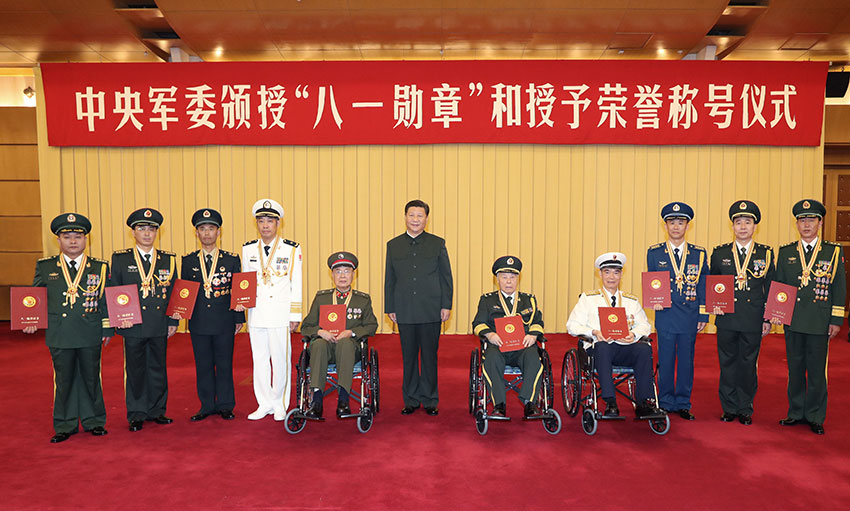 7月28日，中央軍委頒授“八一勛章”和授予榮譽稱號儀式在北京八一大樓隆重舉行。中共中央總書記、國家主席、中央軍委主席習近平向“八一勛章”獲得者頒授勛章和証書，向獲得榮譽稱號的單位頒授獎旗。這是習近平同獲得“八一勛章”的同志集體合影。新華社記者李剛攝