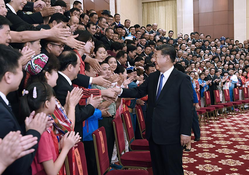 8月27日，在第十三屆全國運(yùn)動(dòng)會(huì)即將開幕之際，中共中央總書記、國家主席、中央軍委主席習(xí)近平在天津會(huì)見全國群眾體育先進(jìn)單位、先進(jìn)個(gè)人代表和全國體育系統(tǒng)先進(jìn)集體、先進(jìn)工作者代表以及在本屆全運(yùn)會(huì)群眾比賽項(xiàng)目中獲獎(jiǎng)的運(yùn)動(dòng)員代表，並發(fā)表重要講話。新華社記者 李學(xué)仁 攝