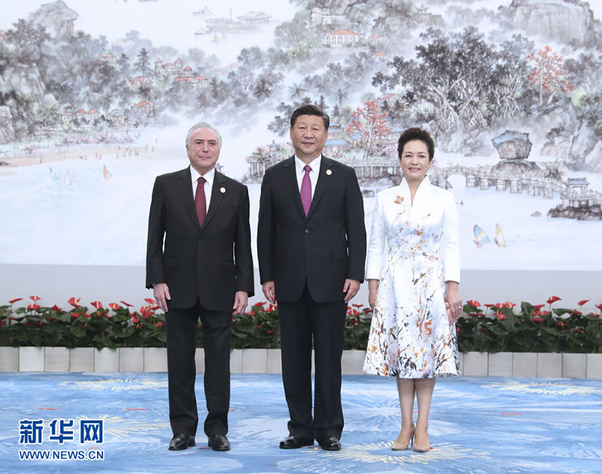 9月4日，國家主席習近平和夫人彭麗媛在廈門國際會議中心舉行宴會，歡迎金磚國家和新興市場國家與發展中國家對話會受邀國領導人及配偶、嘉賓。這是習近平和彭麗媛迎候巴西總統特梅爾。新華社記者 馬佔成 攝