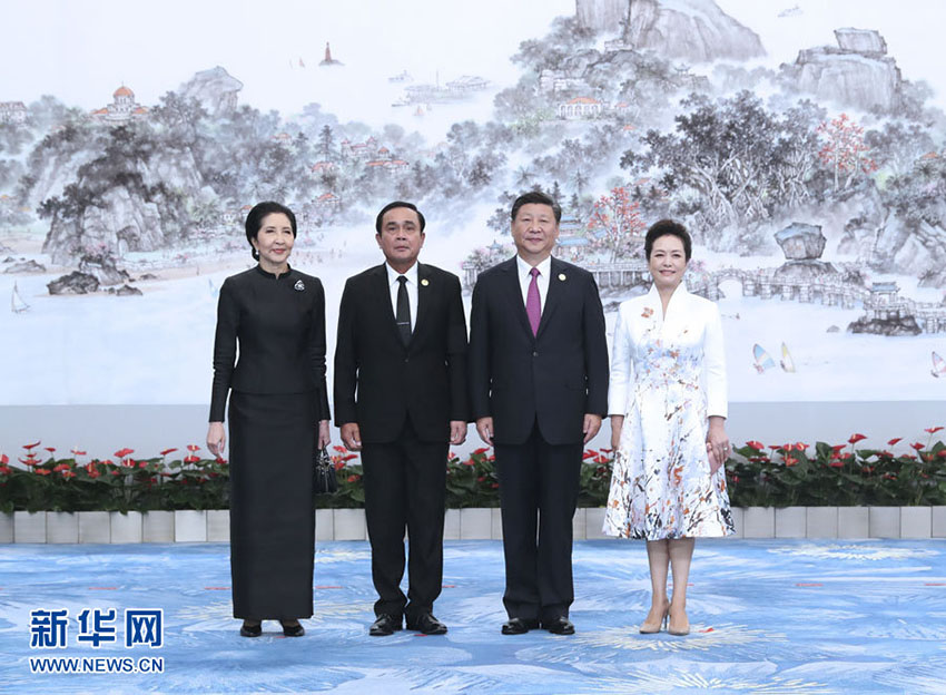 9月4日，國家主席習近平和夫人彭麗媛在廈門國際會議中心舉行宴會，歡迎金磚國家和新興市場國家與發展中國家對話會受邀國領導人及配偶、嘉賓。這是習近平和彭麗媛迎候泰國總理巴育夫婦。新華社記者 馬佔成 攝