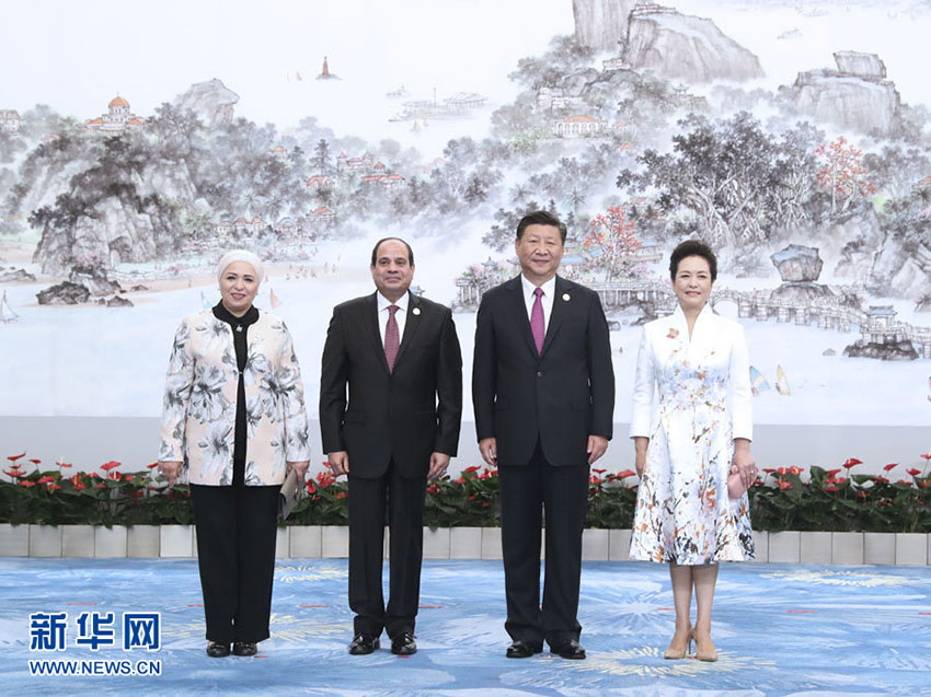 9月4日，國家主席習近平和夫人彭麗媛在廈門國際會議中心舉行宴會，歡迎金磚國家和新興市場國家與發展中國家對話會受邀國領導人及配偶、嘉賓。這是習近平和彭麗媛迎候埃及總統塞西夫婦。新華社記者 馬佔成 攝