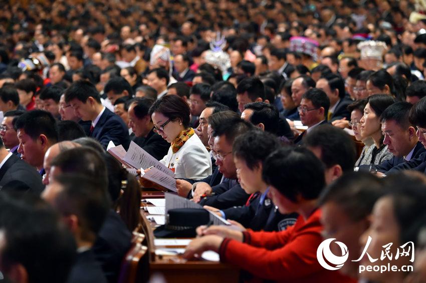 中國共產黨第十九次全國代表大會開幕會現場，代表認真聆聽報告。（人民網記者 翁奇羽 攝）