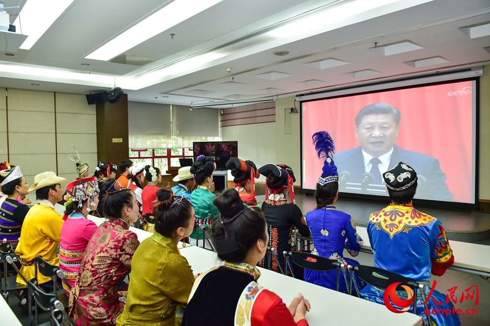 10月18日上午，深圳錦繡中華民俗村少數(shù)民族群眾觀看十九大開幕會直播。人民網(wǎng)韋旋 攝