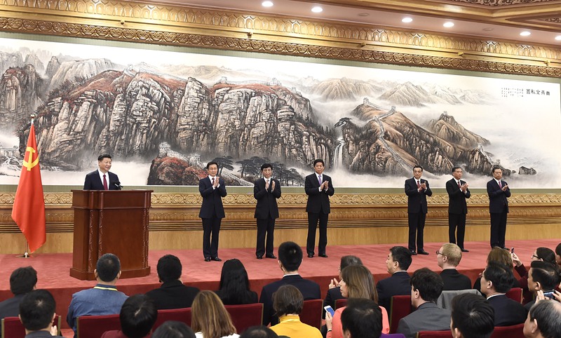 10月25日，剛剛在中國共產(chǎn)黨第十九屆中央委員會第一次全體會議上當(dāng)選的中共中央總書記習(xí)近平和中共中央政治局常委李克強、栗戰(zhàn)書、汪洋、王滬寧、趙樂際、韓正在人民大會堂同採訪十九大的中外記者親切見面。新華社記者 燕雁 攝