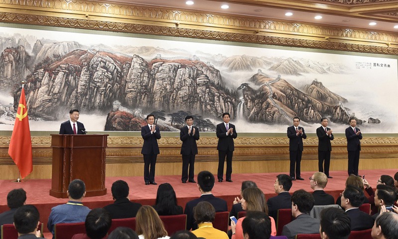 10月25日，剛剛在中國共產黨第十九屆中央委員會第一次全體會議上當選的中共中央總書記習近平和中共中央政治局常委李克強、栗戰書、汪洋、王滬寧、趙樂際、韓正在人民大會堂同採訪十九大的中外記者親切見面。新華社記者 燕雁 攝