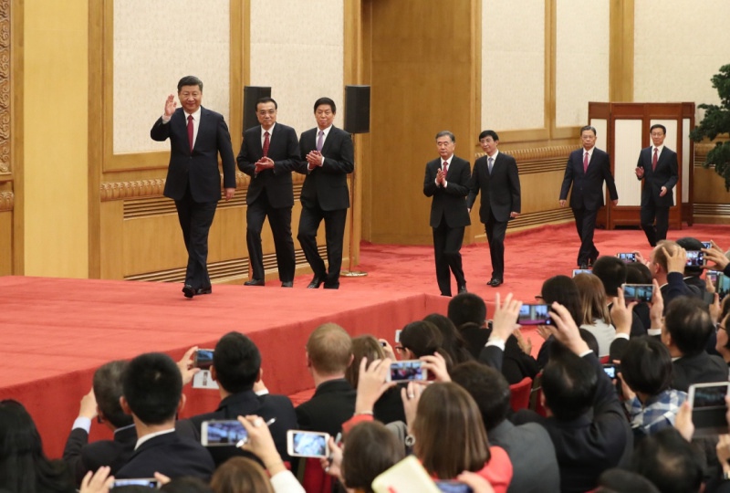 10月25日，剛剛在中共十九屆一中全會上當選的中共中央總書記習近平和中央政治局常委李克強、栗戰書、汪洋、王滬寧、趙樂際、韓正在北京人民大會堂同採訪十九大的中外記者見面。新華社記者 馬佔成 攝