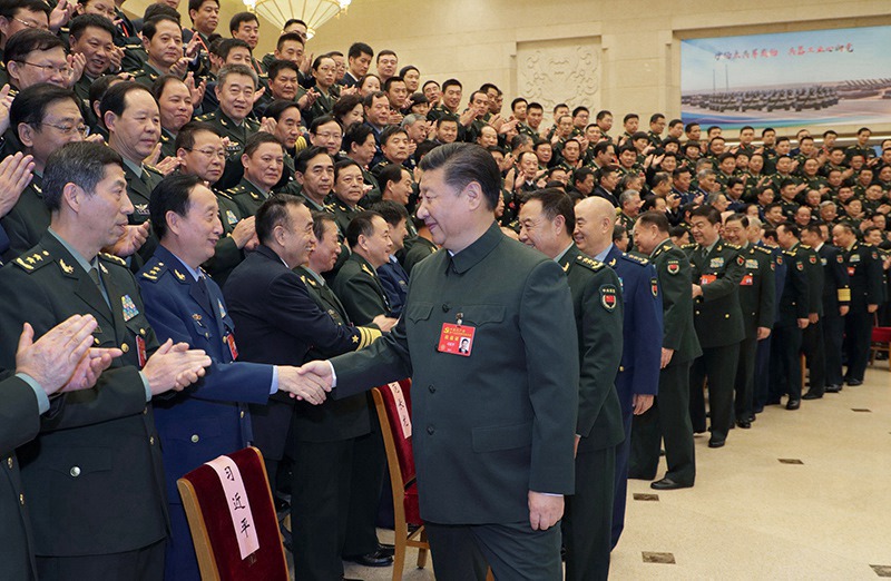 10月26日，中共中央總書記、國家主席、中央軍委主席習近平出席在京召開的軍隊領導干部會議並發表重要講話。這是會議召開前，習近平親切會見出席黨的十九大的解放軍和武警部隊全體代表、特邀代表、列席人員。新華社記者 李剛 攝