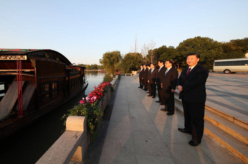 10月31日，中共中央總書記、國家主席、中央軍委主席習近平帶領中共中央政治局常委李克強、栗戰(zhàn)書、汪洋、王滬寧、趙樂際、韓正，瞻仰上海中共一大會址和浙江嘉興南湖紅船。這是習近平等在浙江嘉興南湖邊瞻仰紅船。新華社記者 蘭紅光 攝