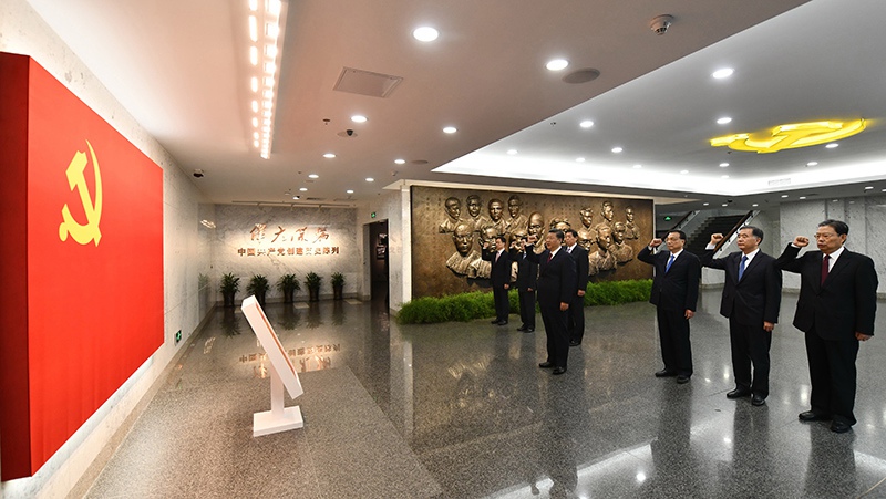 10月31日，中共中央總書記、國家主席、中央軍委主席習近平帶領中共中央政治局常委李克強、栗戰書、汪洋、王滬寧、趙樂際、韓正，瞻仰上海中共一大會址和浙江嘉興南湖紅船。這是31日上午，在上海中共一大會址紀念館，習近平帶領其他中共中央政治局常委同志一起重溫入黨誓詞。新華社記者 李濤 攝