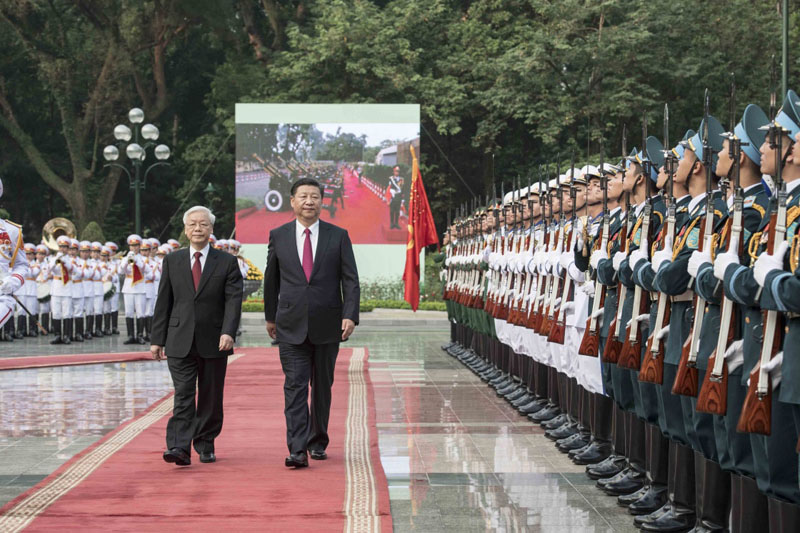 11月12日，中共中央總書記、國家主席習近平在河內越共中央駐地同越共中央總書記阮富仲舉行會談。這是會談前，阮富仲在主席府廣場為習近平舉行盛大歡迎儀式。 新華社記者 李濤 攝