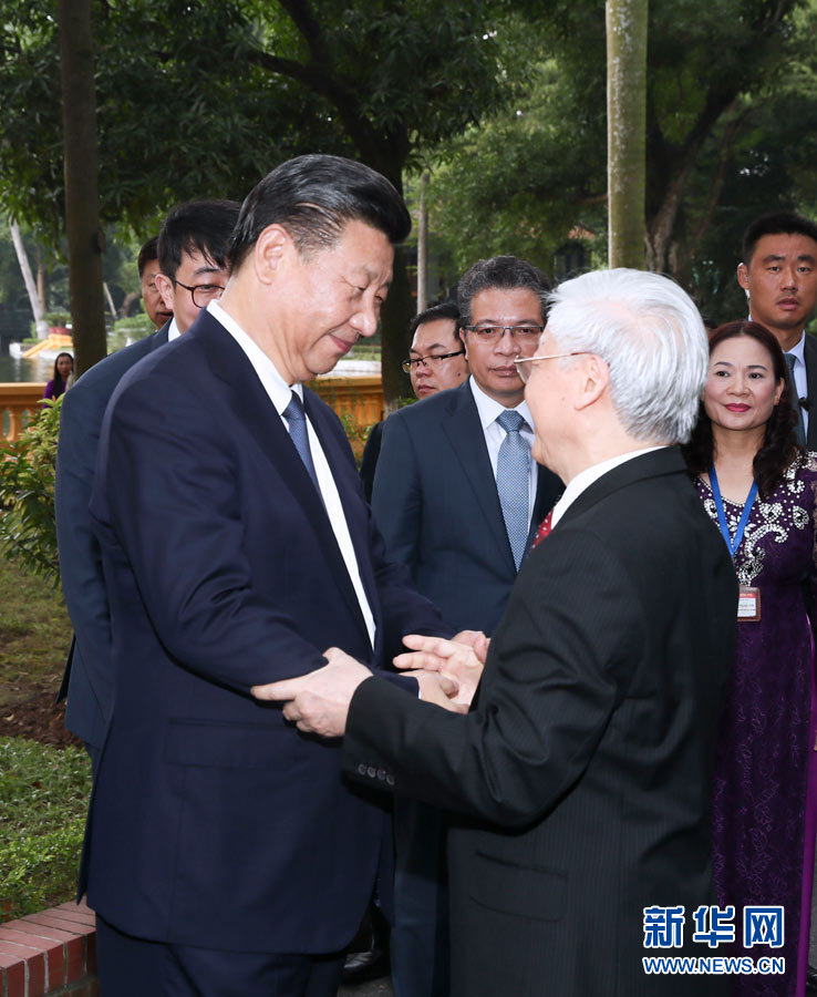 11月13日，中共中央總書記、國(guó)家主席習(xí)近平在河內(nèi)越共中央駐地再次會(huì)見越共中央總書記阮富仲。會(huì)見后，習(xí)近平和阮富仲前往胡志明故居繼續(xù)交流。新華社記者 蘭紅光 攝