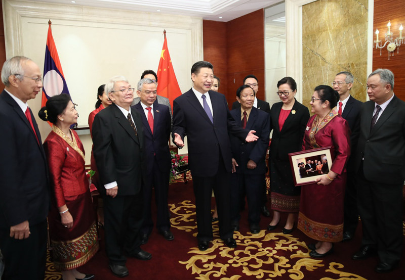 11月14日，中共中央總書記、國家主席習近平在萬象下榻飯店會見老撾奔舍那家族友人。 新華社記者 蘭紅光 攝