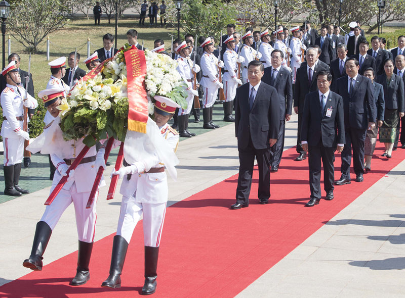 11月14日，中共中央總書記、國家主席習(xí)近平在萬象向老撾無名戰(zhàn)士紀(jì)念碑敬獻(xiàn)花圈。 新華社記者 王曄 攝