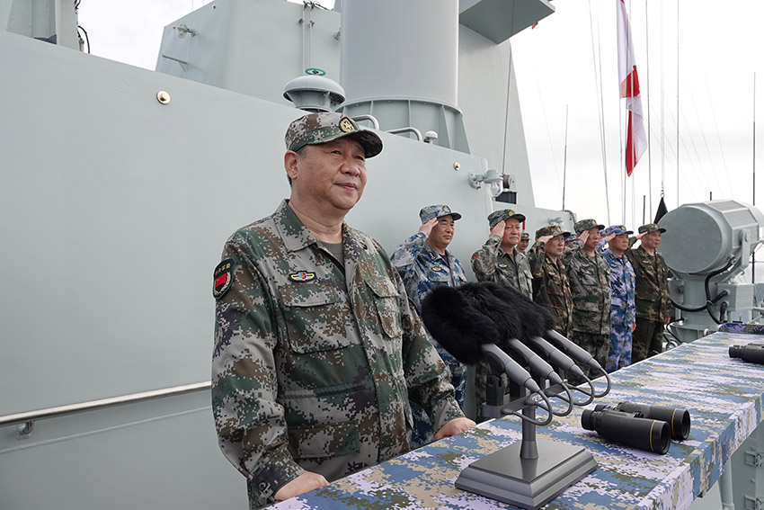 4月12日上午，中央軍委在南海海域隆重舉行海上閱兵，展示人民海軍嶄新面貌，激發強國強軍堅定信念。中共中央總書記、國家主席、中央軍委主席習近平檢閱部隊並發表重要講話。這是習近平檢閱海上編隊。新華社記者 李剛 攝