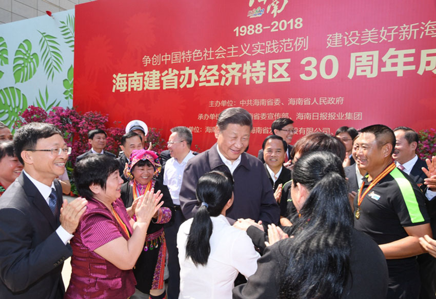 4月11日至13日，中共中央總書記、國家主席、中央軍委主席習近平在海南考察。這是4月13日上午，習近平在位於海口市的海南省博物館門前廣場上同海南省部分勞動模范和行業代表親切握手，並向大家問好。新華社記者 李學仁 攝