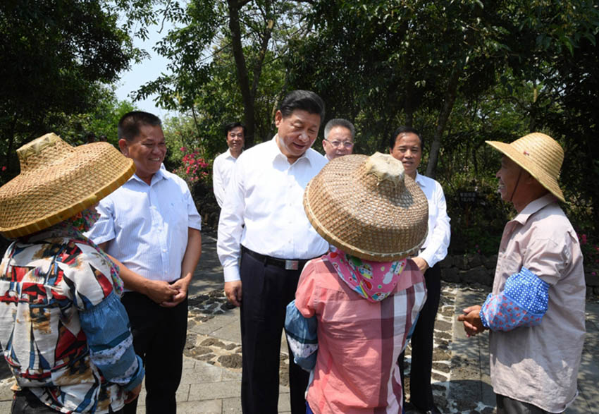 4月11日至13日，中共中央總書記、國家主席、中央軍委主席習(xí)近平在海南考察。這是4月13日上午，習(xí)近平在?？谑行阌^(qū)石山鎮(zhèn)施茶村考察時，同村民親切交談。新華社記者 李學(xué)仁 攝