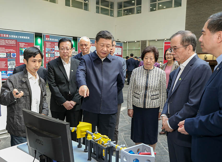 5月2日，中共中央總書記、國家主席、中央軍委主席習近平來到北京大學考察。這是習近平在北京大學金光生命科學大樓一層大廳仔細察看科研裝置和實物模型。新華社記者姚大偉攝