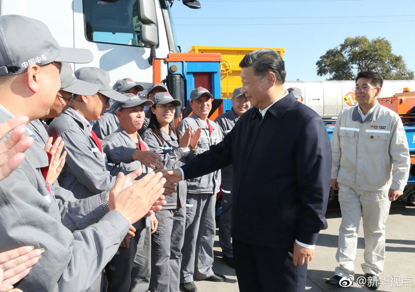 9月26日，中共中央總書記、國家主席、中央軍委主席習近平在黑龍江齊齊哈爾考察。這是習近平在中車齊車集團有限公司與工人親切握手。 新華社記者 鞠鵬 攝