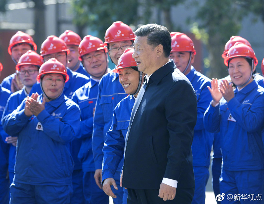 9月26日，中共中央總書記、國家主席、中央軍委主席習近平在黑龍江齊齊哈爾考察。這是在中國一重集團，習近平走到工人中間，同大家親切交流。 新華社記者 燕雁 攝